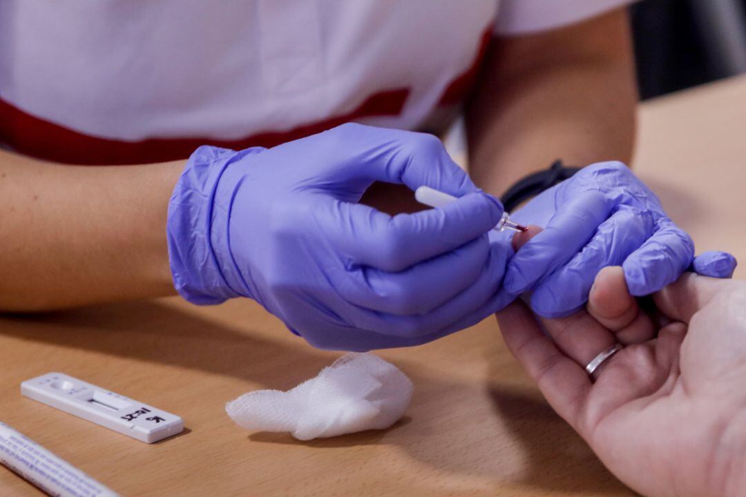 Un profesional sanitario realiza un test de coronavirus a una mujer,foto de archivo