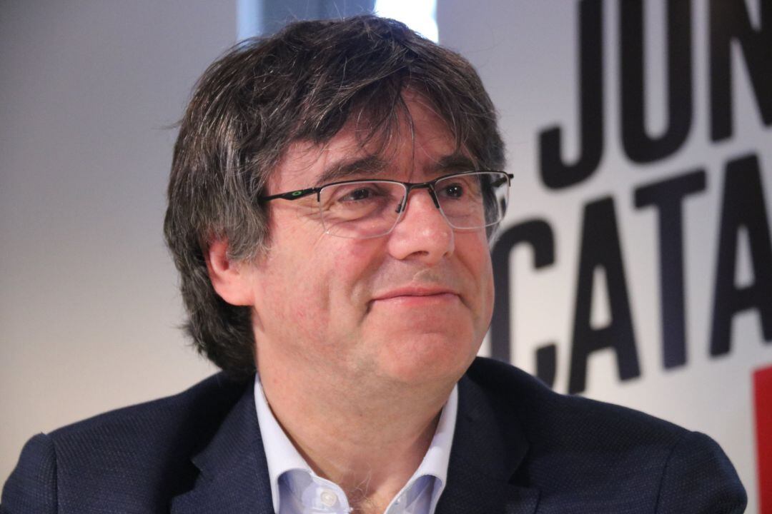 El líder de JxCat, Carles Puigdemont, durante una reunión en un hotel de Waterloo