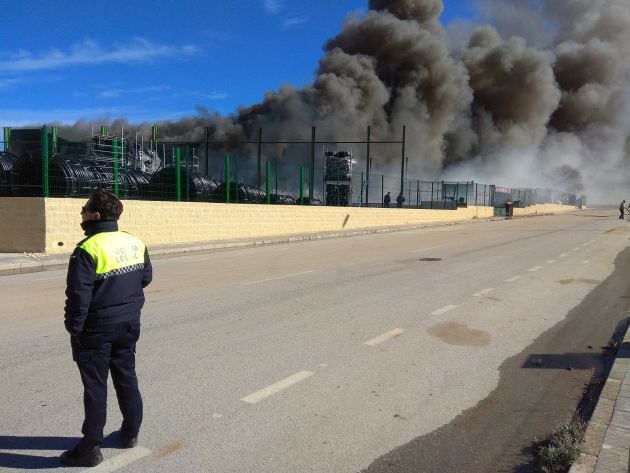 Incendio desde la parte posterior de las instalaciones