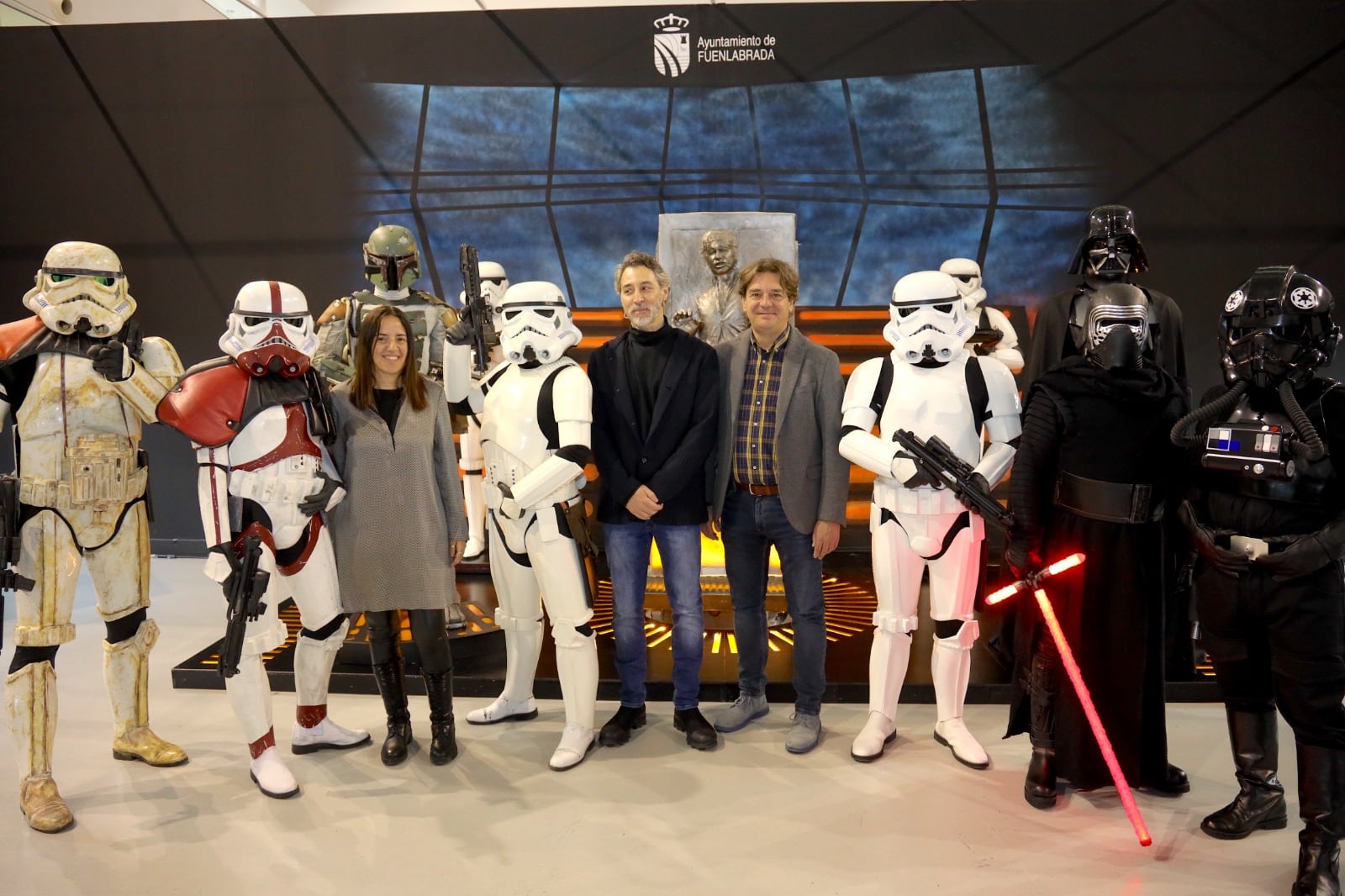 El alcalde de Fuenlabrada, la concejala de Cultura de la ciudad y el propietario de la exposición el &#039;Universo Star Wars&#039; durante la inauguración de la muestra.