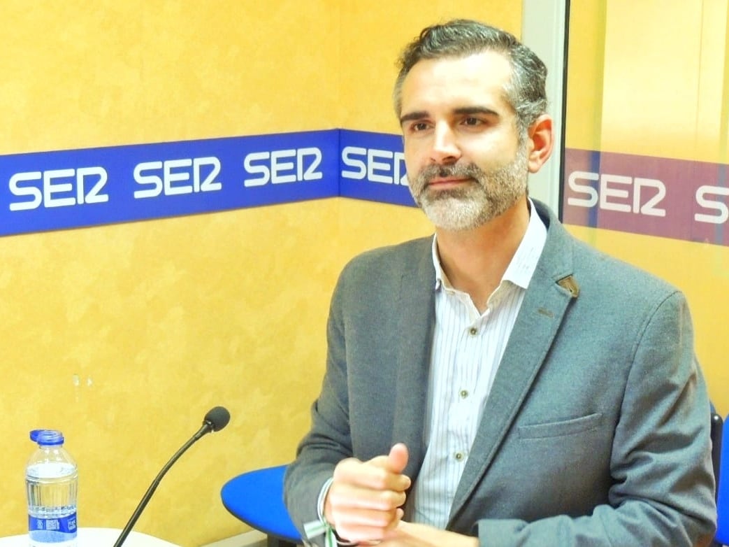 Ramón Fernández Pacheco, consejero de Agricultura, Pesca, Agua y Desarrollo Rural de la Junta de Andalucía, durante la entrevista con Surco y Marea desde Radio Almería