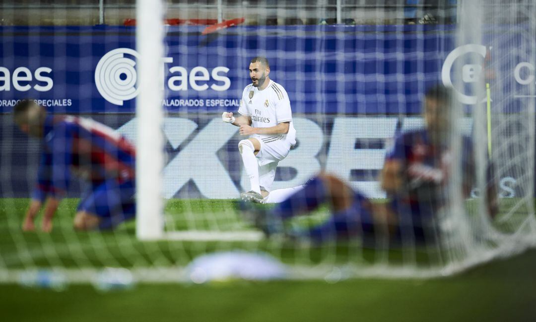 Benzema celebra el primer gol ante el Eibar