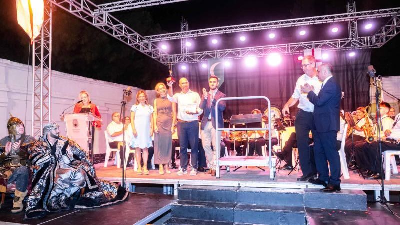 El compositor alcoyano Alfonso Yépez, Chipi en el momento de recoger el primer premio del XXIV Certamen de Música Festera Villa de Benidorm por su obra 'Benidorm, 700 aniversari'