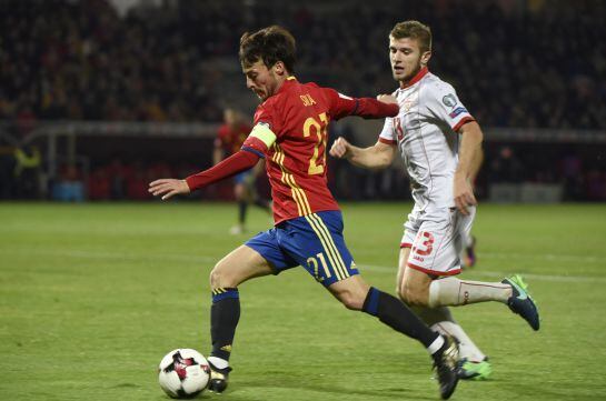 El jugador de la seleccion española Silva juega un balón ante Ristovski.