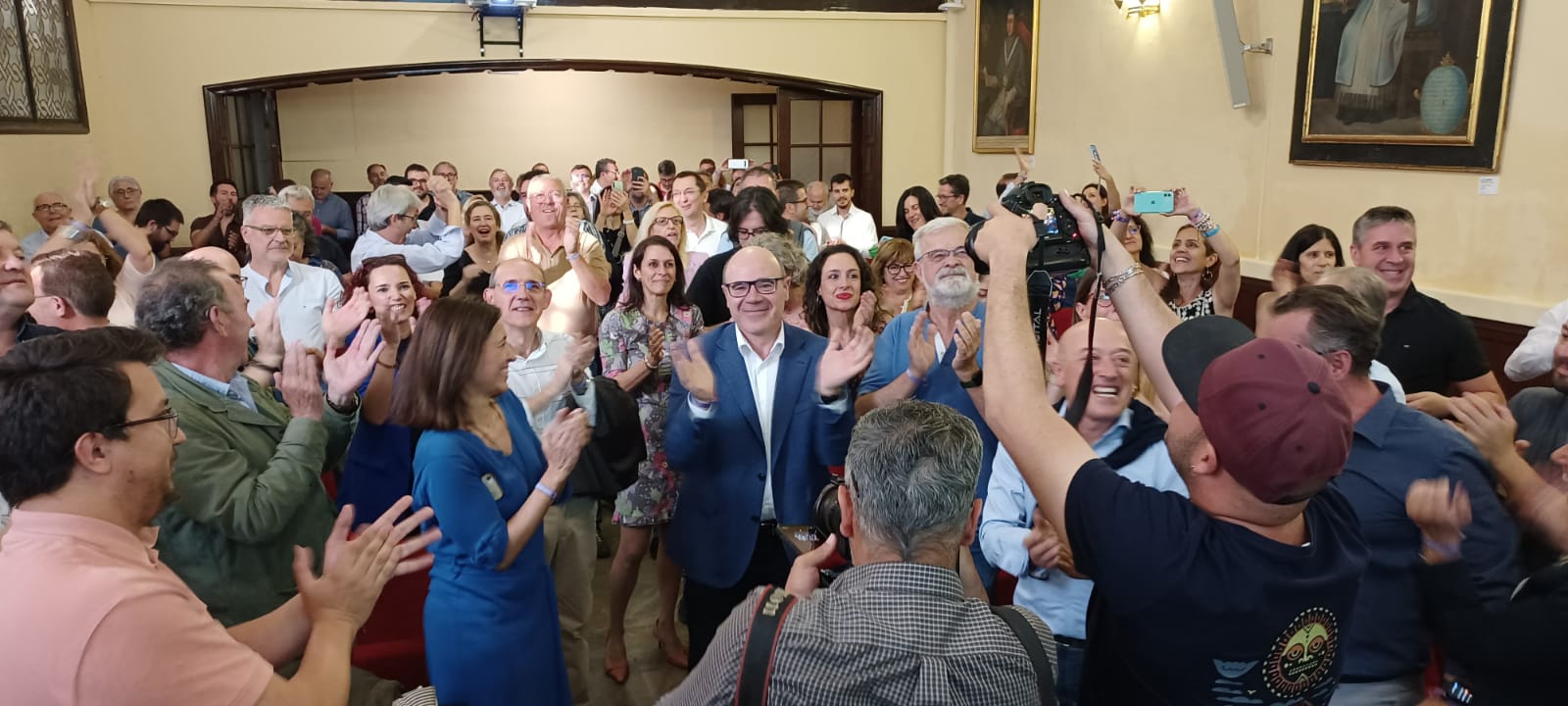 Pedro Mercado, aplaudido tras su elección como rector de la Universidad de Granada (UGR)