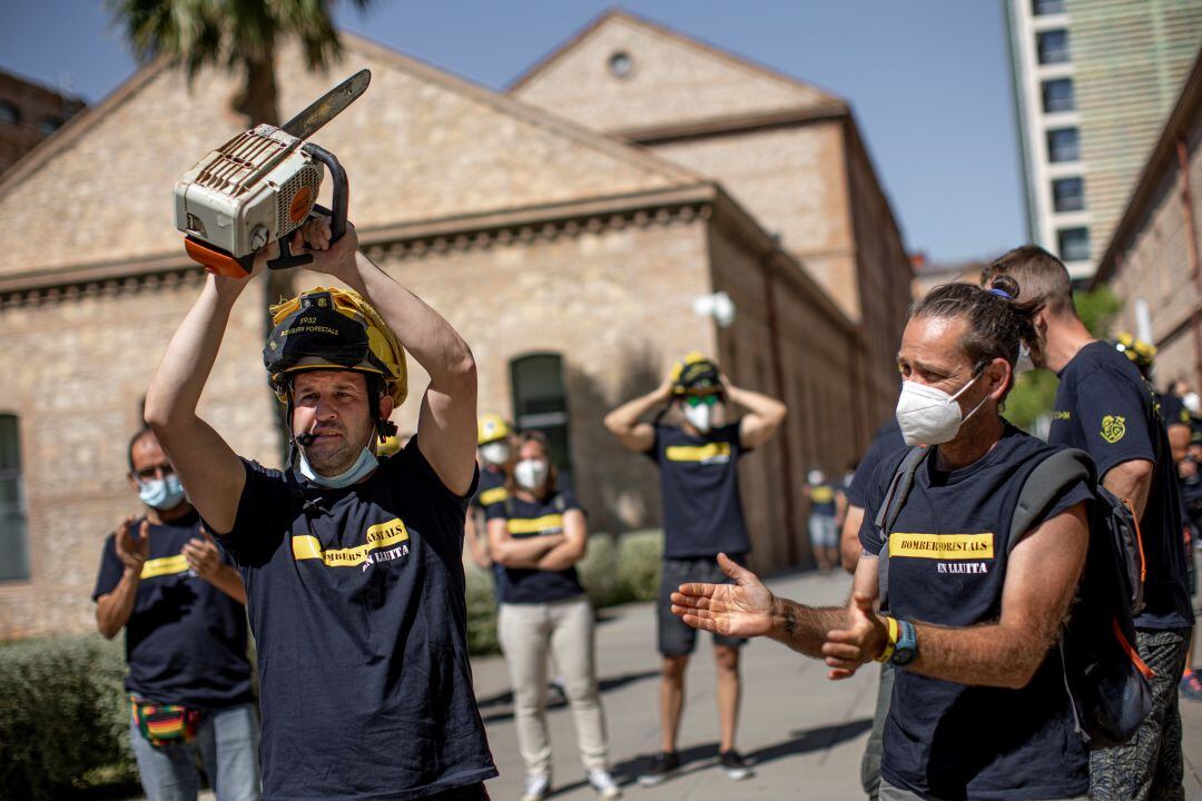 Bomberos forestales de la Generalitat se concentraron el pasado día 14 ante el complejo administrativo 9 d&#039;Octubre durante la primera jornada de huelga convocada este mes de julio por cinco sindicatos del sector. 