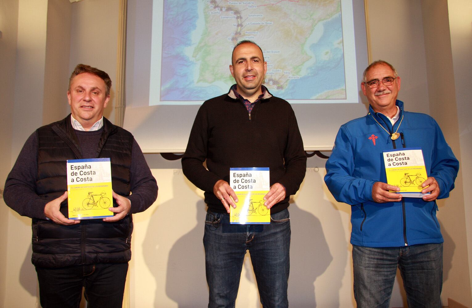 Enrique Medina, Miguel Ángel Sánchez y  Francisco Fuentes en la presentación de la guía del Camino de Santiago Mozárabe en bicicleta en el Patronato Provincial de Turismo de Granada