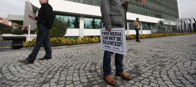 Un grupo de periodistas ante el edificio del periódico Zaman en Estambul