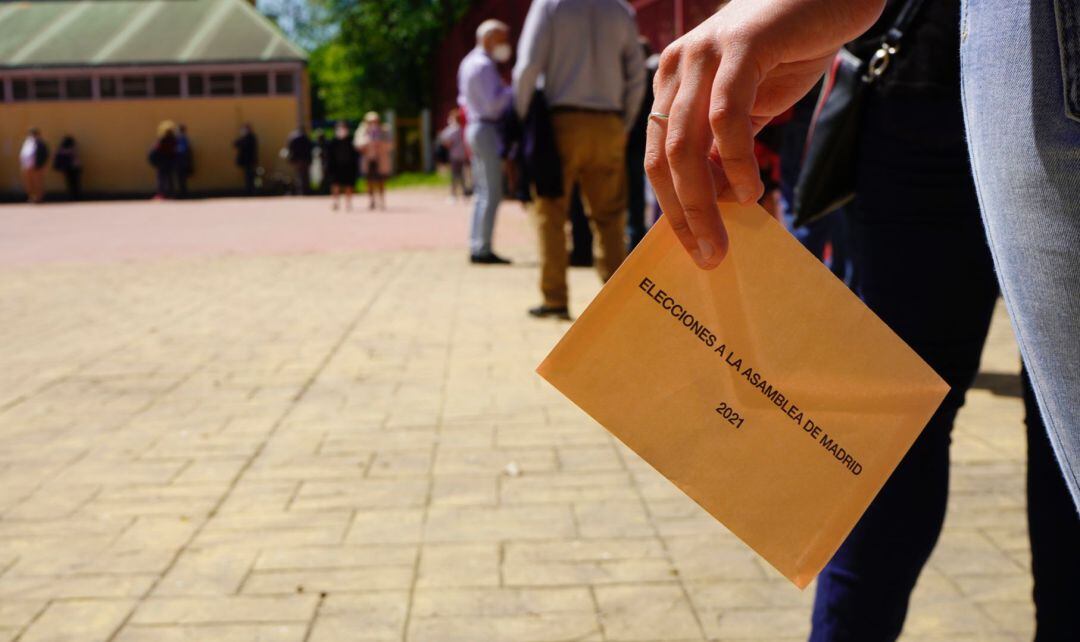 Vecinos de Móstoles esperando a votar