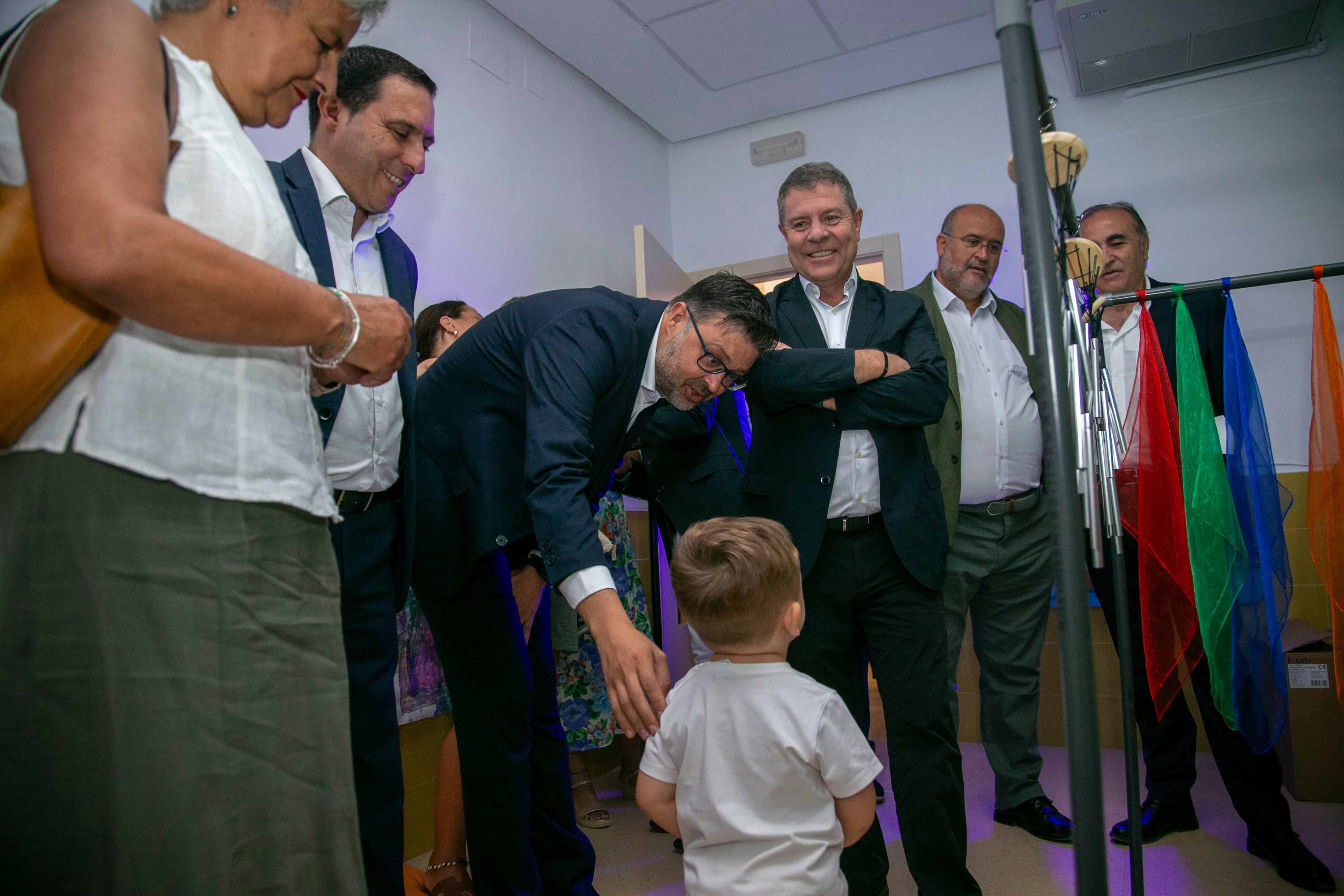 Santa María de los Llanos (Cuenca), 27 de julio de 2024.- El jefe del Ejecutivo regional, Emiliano García-Page, ha inaugurado, en Santa María de los Llanos, la escuela infantil, ubicada en el C.R.A. Airén, Sección Los Hinojosos. En la imagen podemos ver también a Álvaro Martínez Chana, presidente de la Diputación de Cuenca; José Luis Martínez Guijarro, vicepresidente primero del gobierno regional, y María Luz Fernández Marín, Subdelegada del Gobierno en Cuenca (Fotos: A. Pérez Herrera // JCCM)