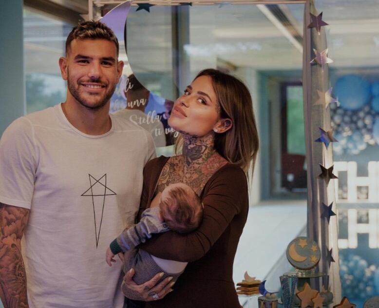 Theo Hernández posa junto a su mujer y su hijo