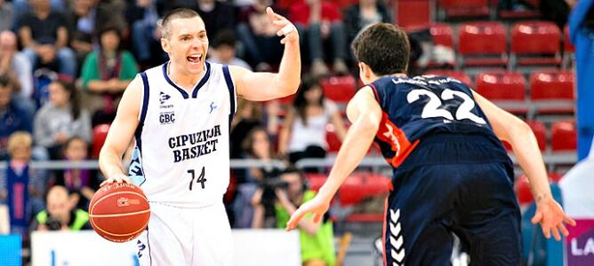 Javi Salgado anotó 20 puntos en la victoria de su equipo