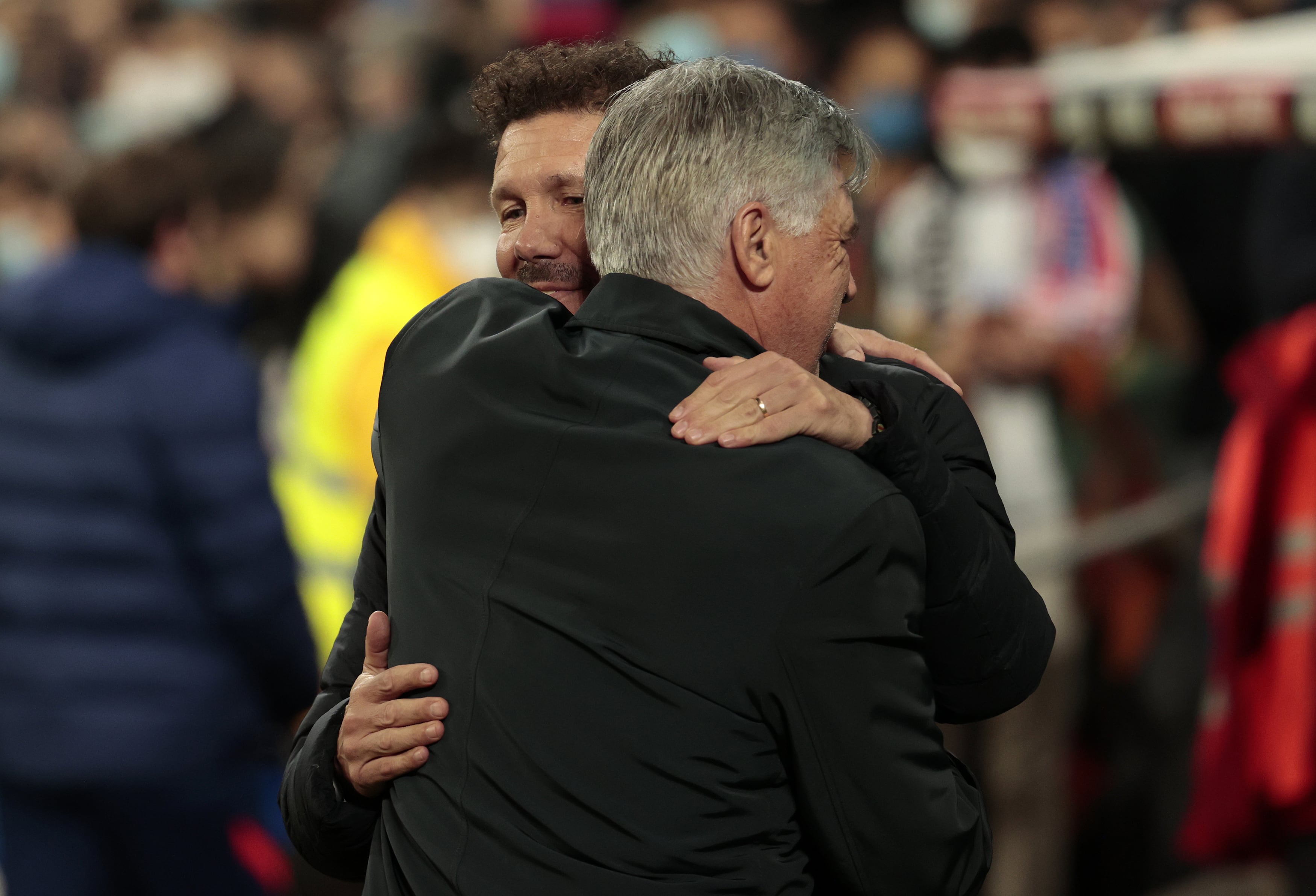 Carlo Ancelotti y Diego Pablo Simeone se saludan durante un partido entre el Real Madrid y el Atlético de Madrid.