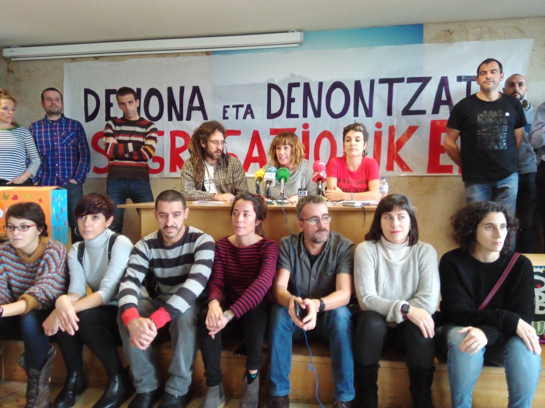 Portavoces de la Plataforma a Favor de la Escuela Pública Vasca en la rueda de prensa de hoy.