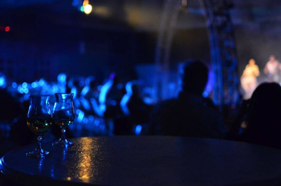 Personas disfrutando de la música en una discoteca