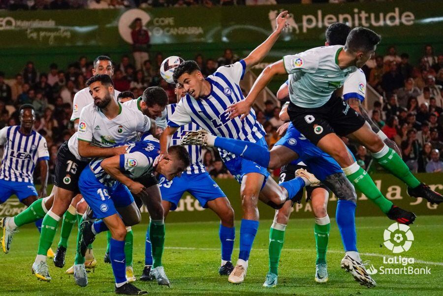 Abqar realiza un despeje en El Sardinero contra el Racing de Santander.