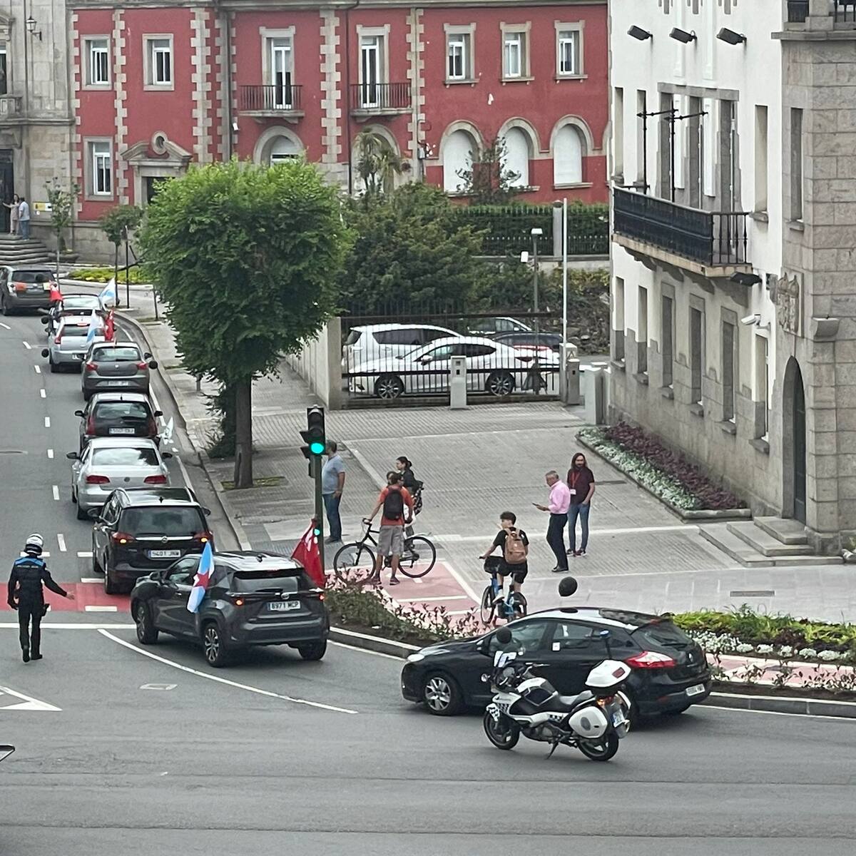 Caravana de coches para protestar por el trabajo precario en los servicios sociales de la Xunta