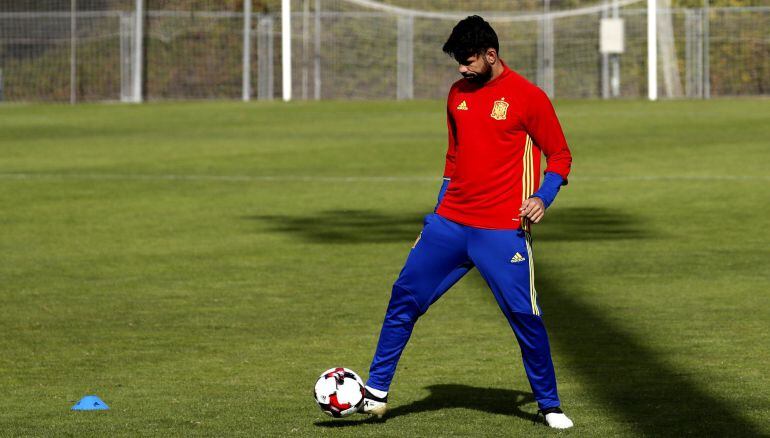 Diego Costa toca balón en el entrenamiento de la selección