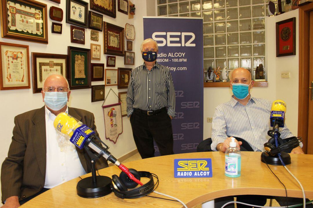 Sixto Zaragoza y Jordi Peidro, junto a Paco Aznar, en el estudio de Radio Alcoy