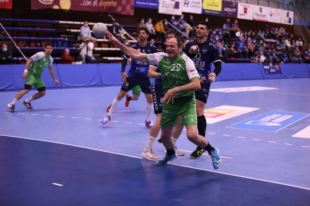 Lon, en una acción del partido en Benidorm