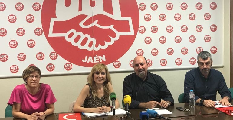 En el centro la secretaria general de UGT-A, Carmen Castilla, y el secretario general en Jaén, Manuel Salazar.