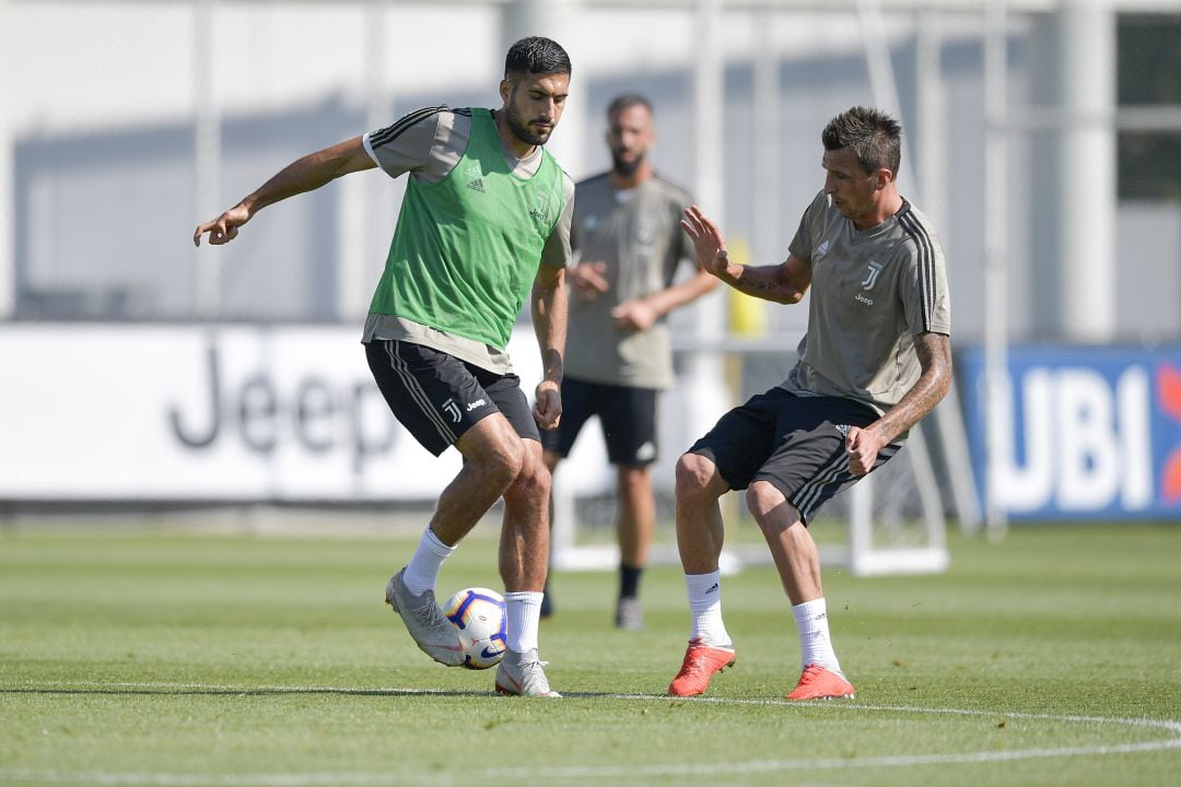 Emre Can y Mario Mandzukic en un entrenamiento de la Juventus