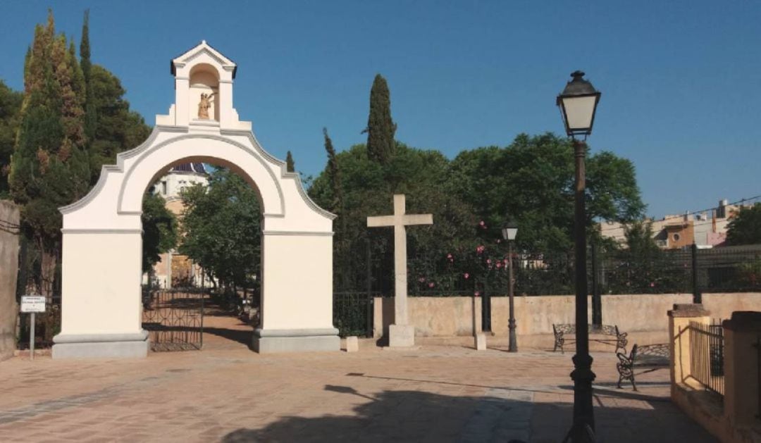 La imagen de la cruz en el acceso al calvario