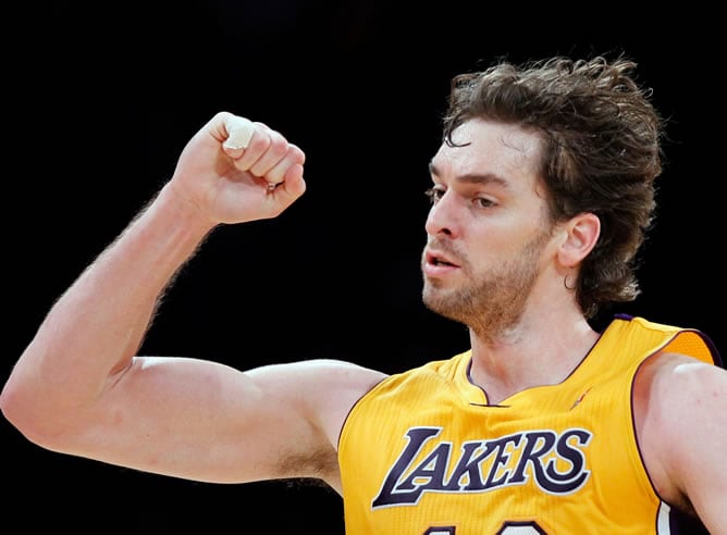 Gasol celebra una canasta durante el partido