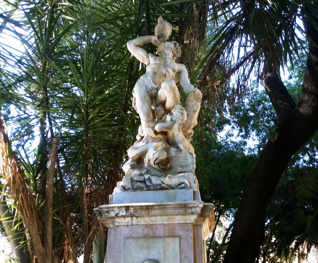 El tritón de Ponzarelli está agrietado después de que la asociación en defensa del patrimonio histórico lleve más de diez años alertando de filtraciones.