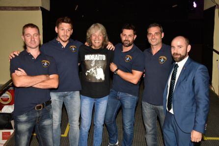 Imagen de miembros de la Brigada de Salvamento Minero de Asturias con el cantaor José Mercé y Juan Carlos López, director del Festival Internacional del Cante de las Minas de la Unión.