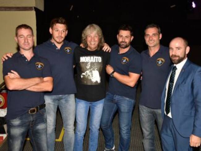 Imagen de miembros de la Brigada de Salvamento Minero de Asturias con el cantaor José Mercé y Juan Carlos López, director del Festival Internacional del Cante de las Minas de la Unión.