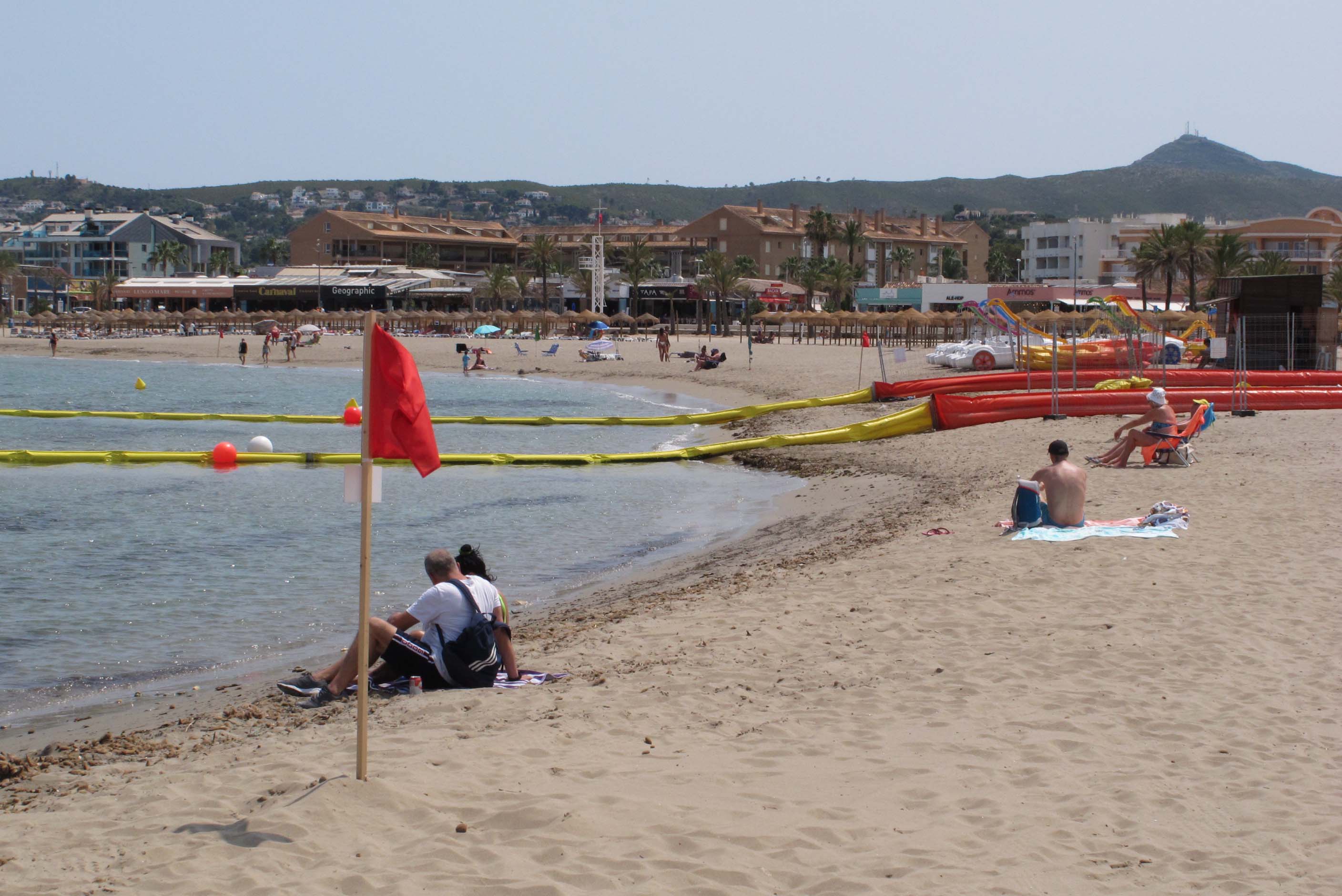 Bandera roja en la playa del Arenal de Xàbia, por presencia de bacterias de origen fecal.