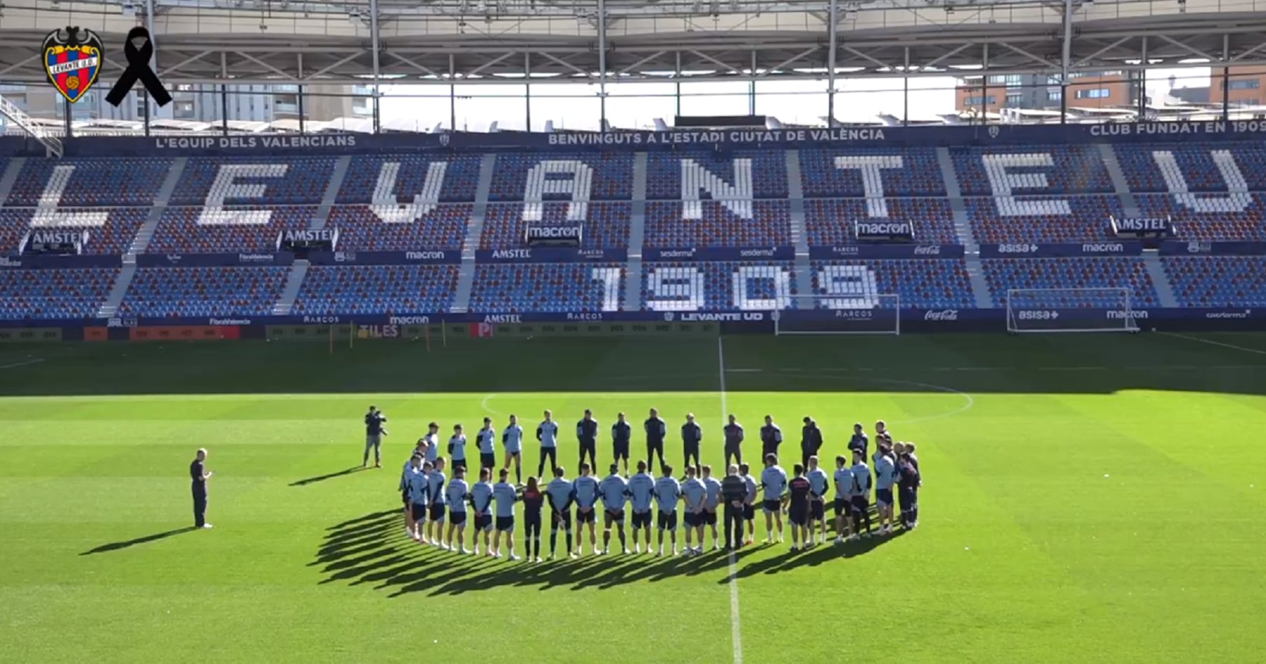 Minut de silenci durant l'entrenament de la UD Levante pel tràgic incendi d'ahir.