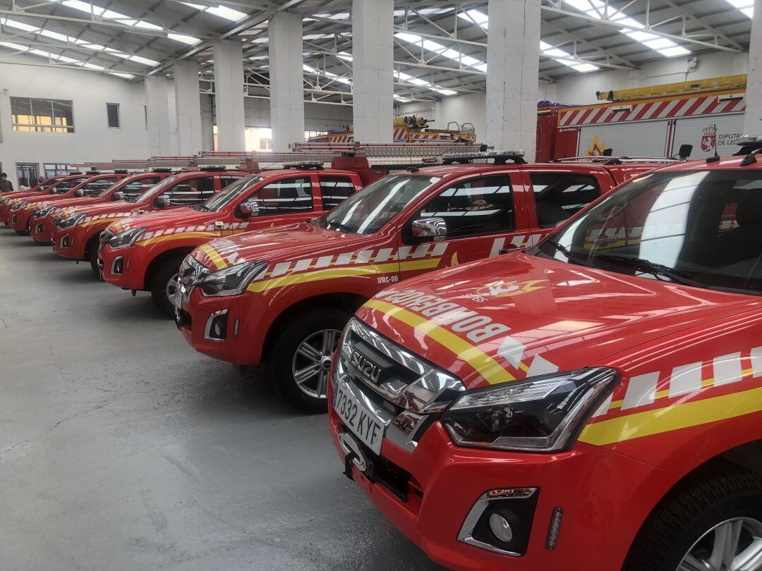 Los vehículos del servicio de bomberos esperan en una nave de Villacedré