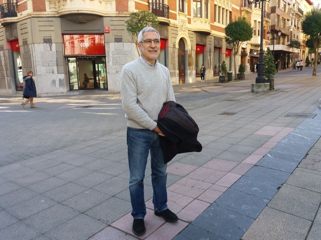 Gaspar Llamazares en las calles de Oviedo poco antes de invitar a Izquierda Unida de Asturias a concurrir en coalición con Actúa a las generales del 28 de abril