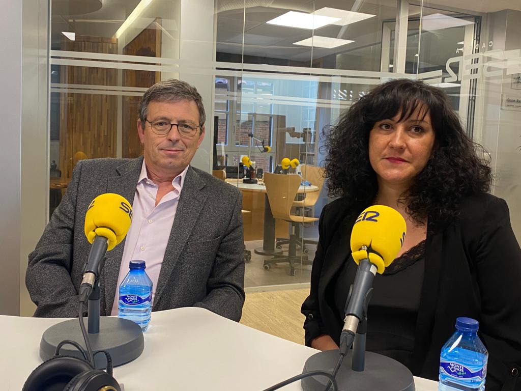 Félix Pascual y Ruth Valle en los estudios de Radio Aranda