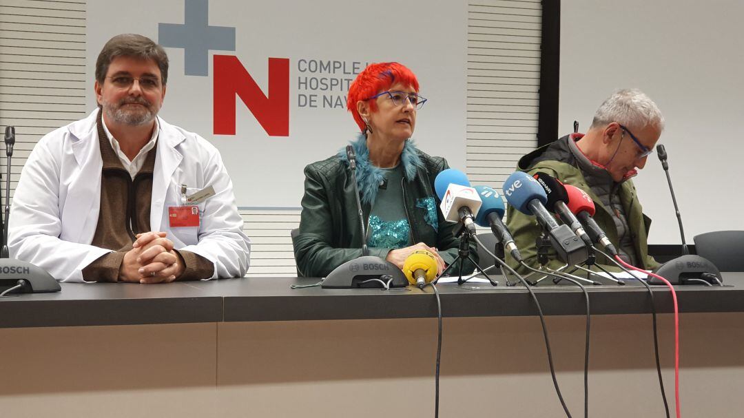 Alfredo martínez (gerente del CHN), Santos Induráin (Consejera de salud) y Carlos Artundo (Director General de Salud), en la rueda de prensa convocada