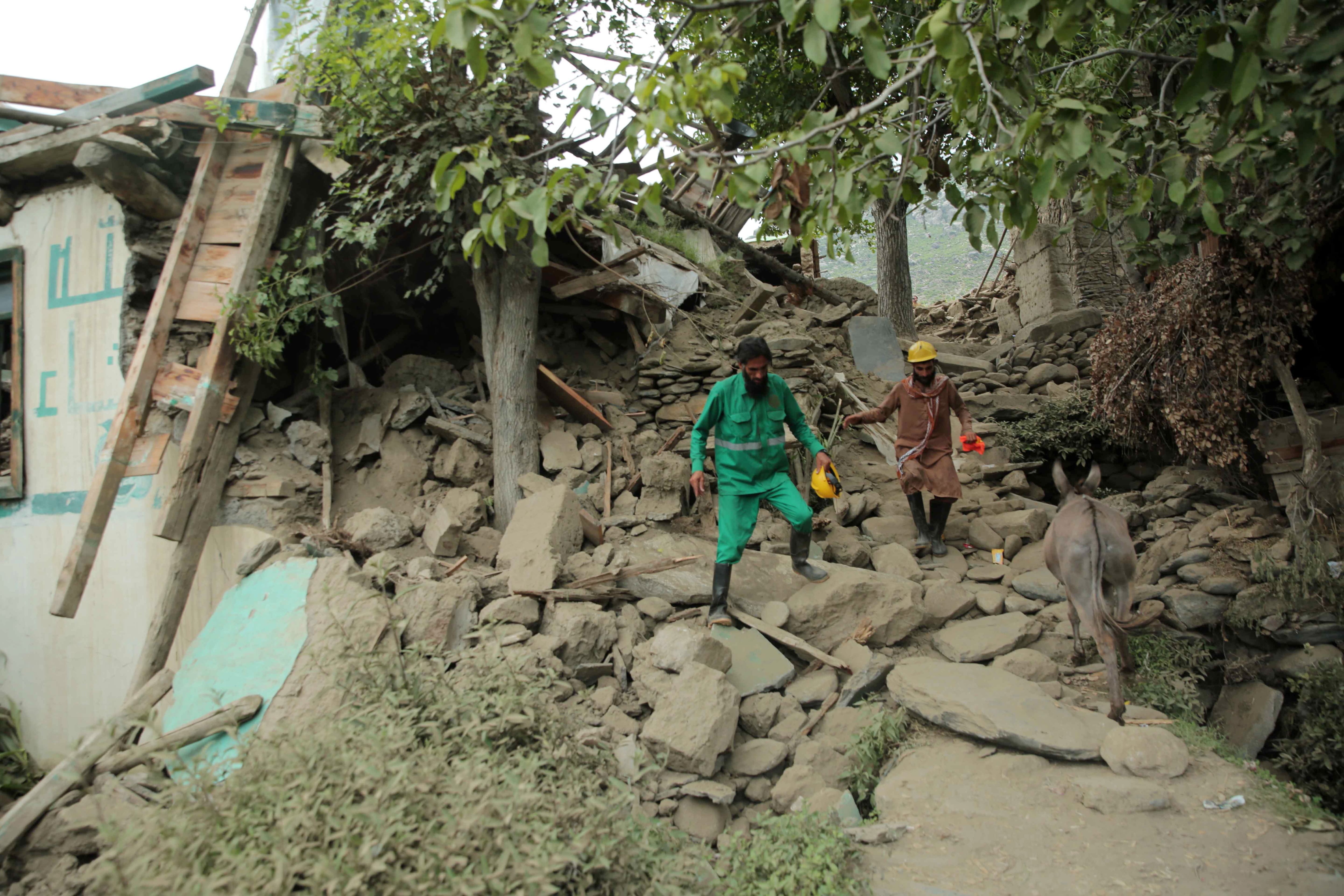 Unidades de rescate afganas trabajan sobre las zonas afectadas por el terremoto