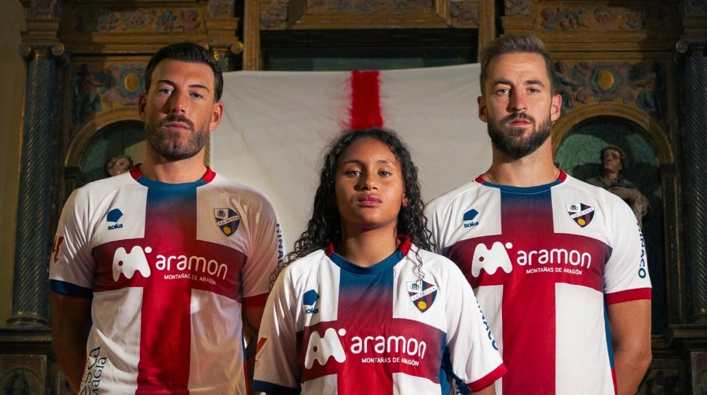 La SD Huesca ha presentado su segunda equipación con la Cruz de San Jorge