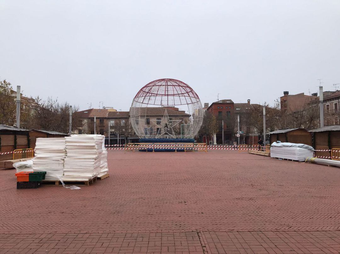 Primeros trabajos de instalación de la pista de hielo en la Plaza Mayor de Medina del Campo