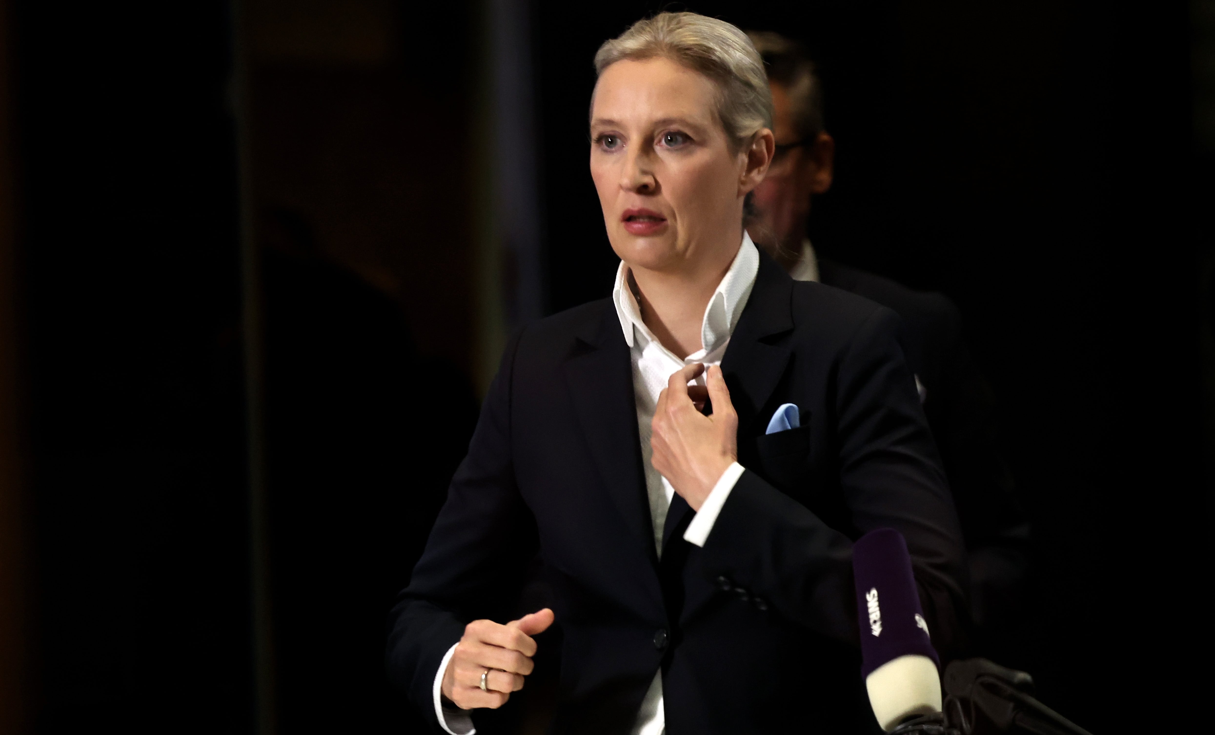 BERLIN (Germany), 23/02/2025.- Alternative for Germany (AfD) party and faction co-chairwoman and top candidate for the federal election Alice Weidel leaves the TV studio after an election night TV talk show at the capital city studio of the TV channel ARD during the general elections in Berlin, Germany, 23 February 2025. (Elecciones, Alemania) EFE/EPA/RONALD WITTEK
