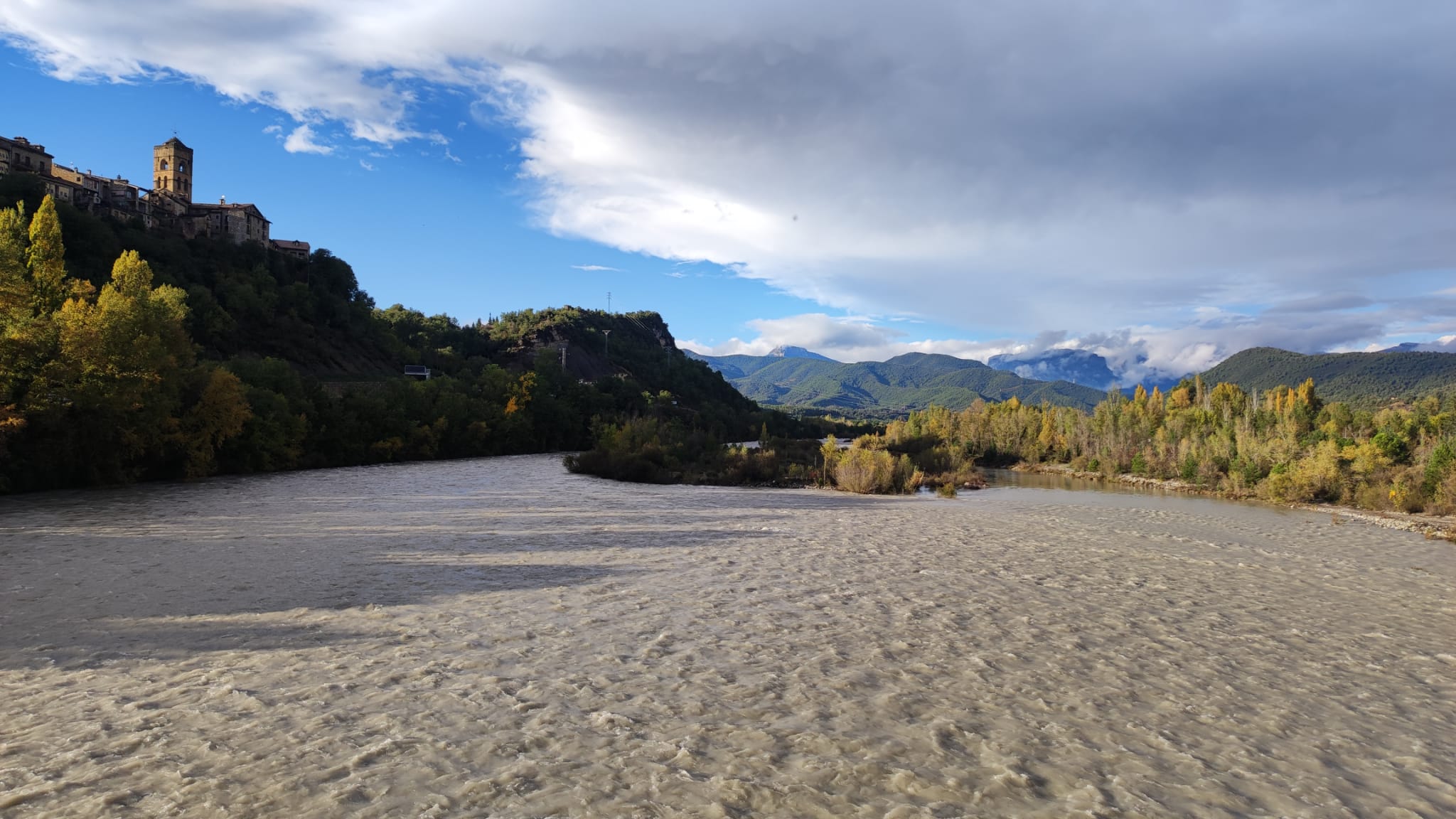 El río Cinca a su paso por Aínsa