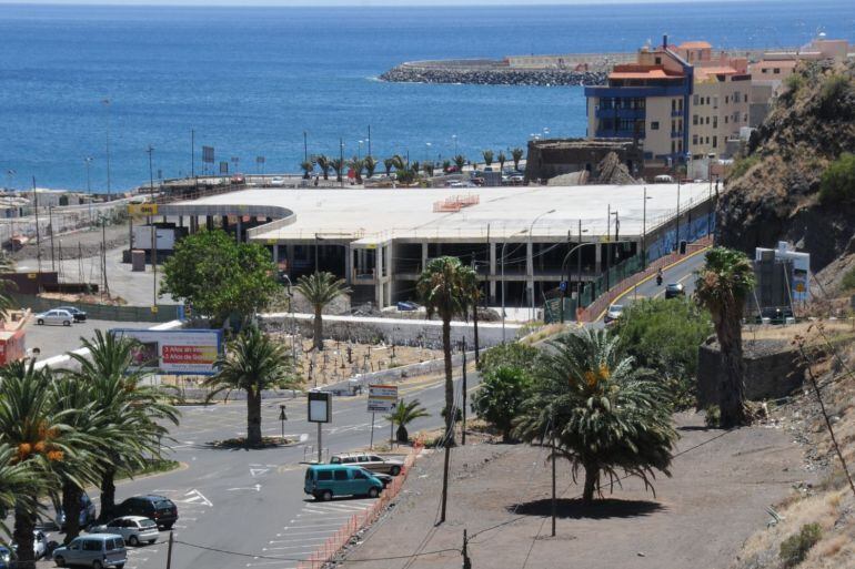 El edificio de aparcamientos se encuentra en el frente de la playa de Las Teresitas. 