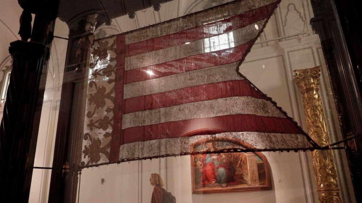 El Ivacor restaura la Senyera del Colegio Mayor de la Seda