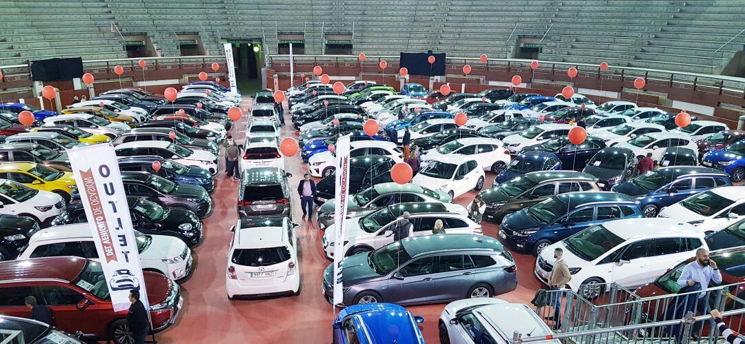 Vehículos de marcas como KIA, BMW, Mitsubishi, Opel o Suzuki se ofrecen en la feria que se celebra en La Cubierta.