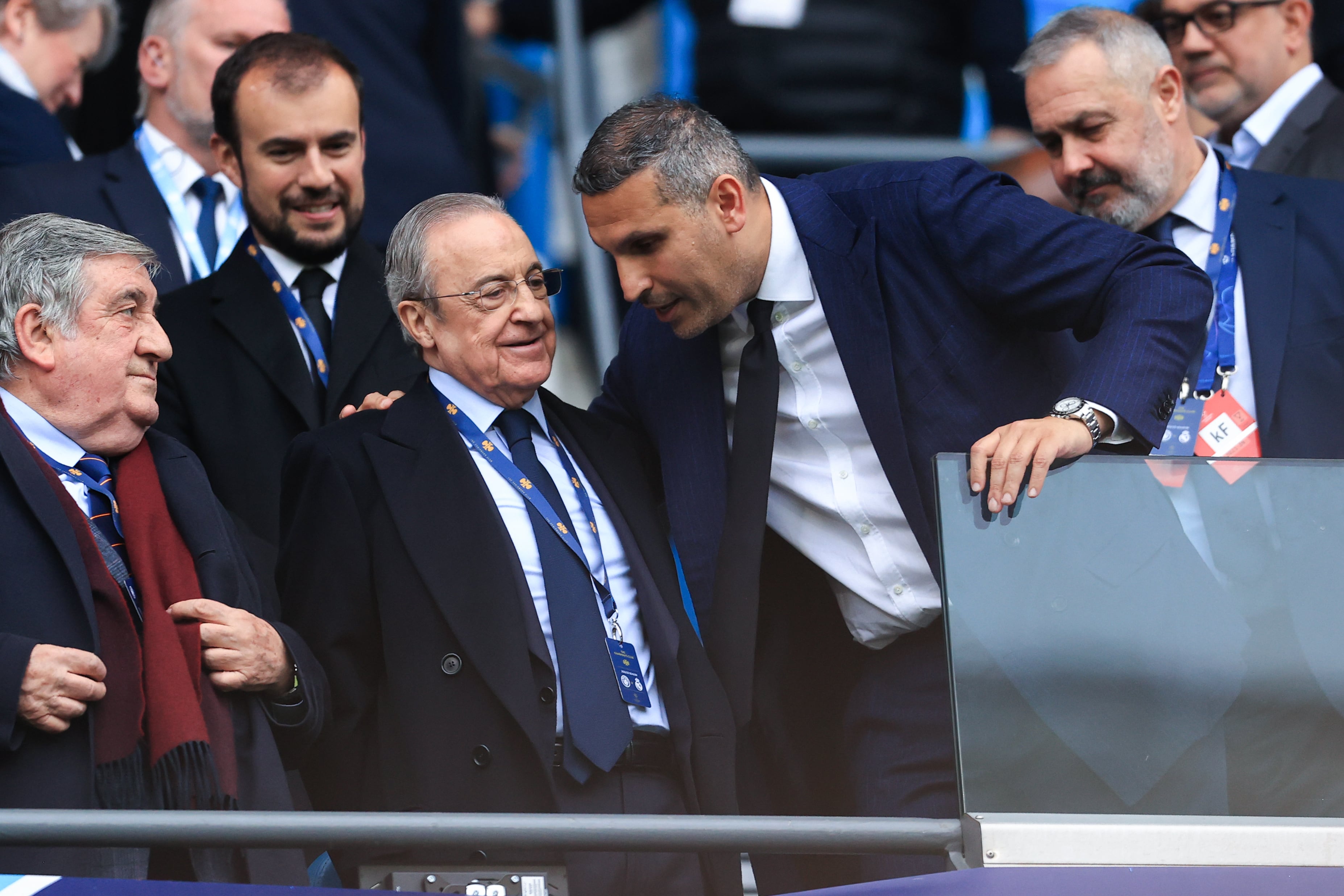 Florentino Pérez habla con el presidente del Manchester City, Khaldoon Al Mubarak, en el palco del Etihad Stadium, este miércoles.