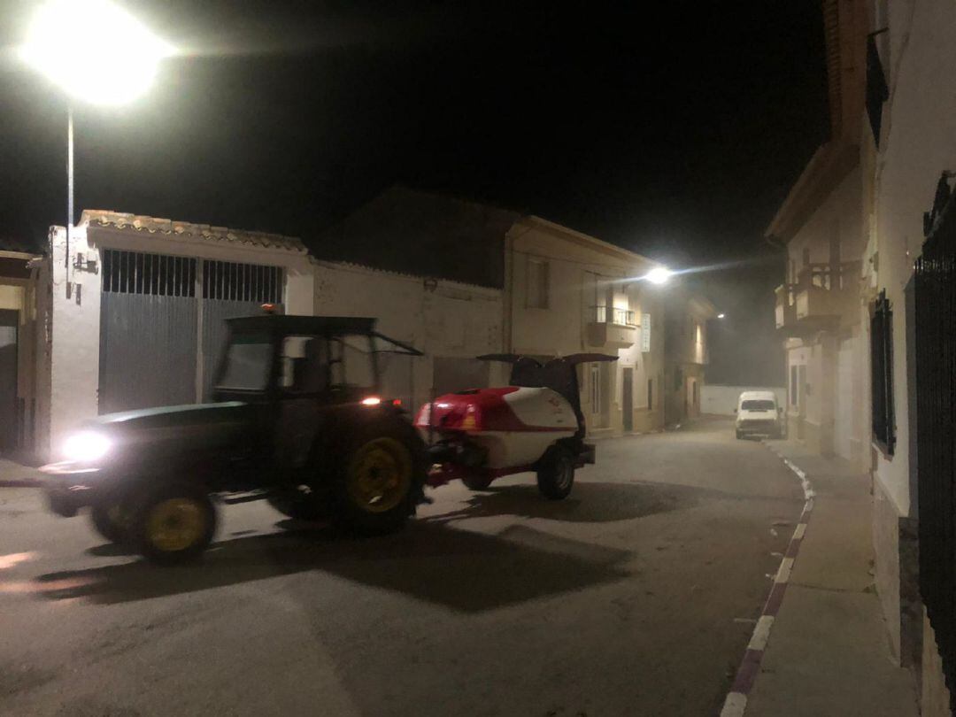 Agricultores realizan labores de desinfección de calles