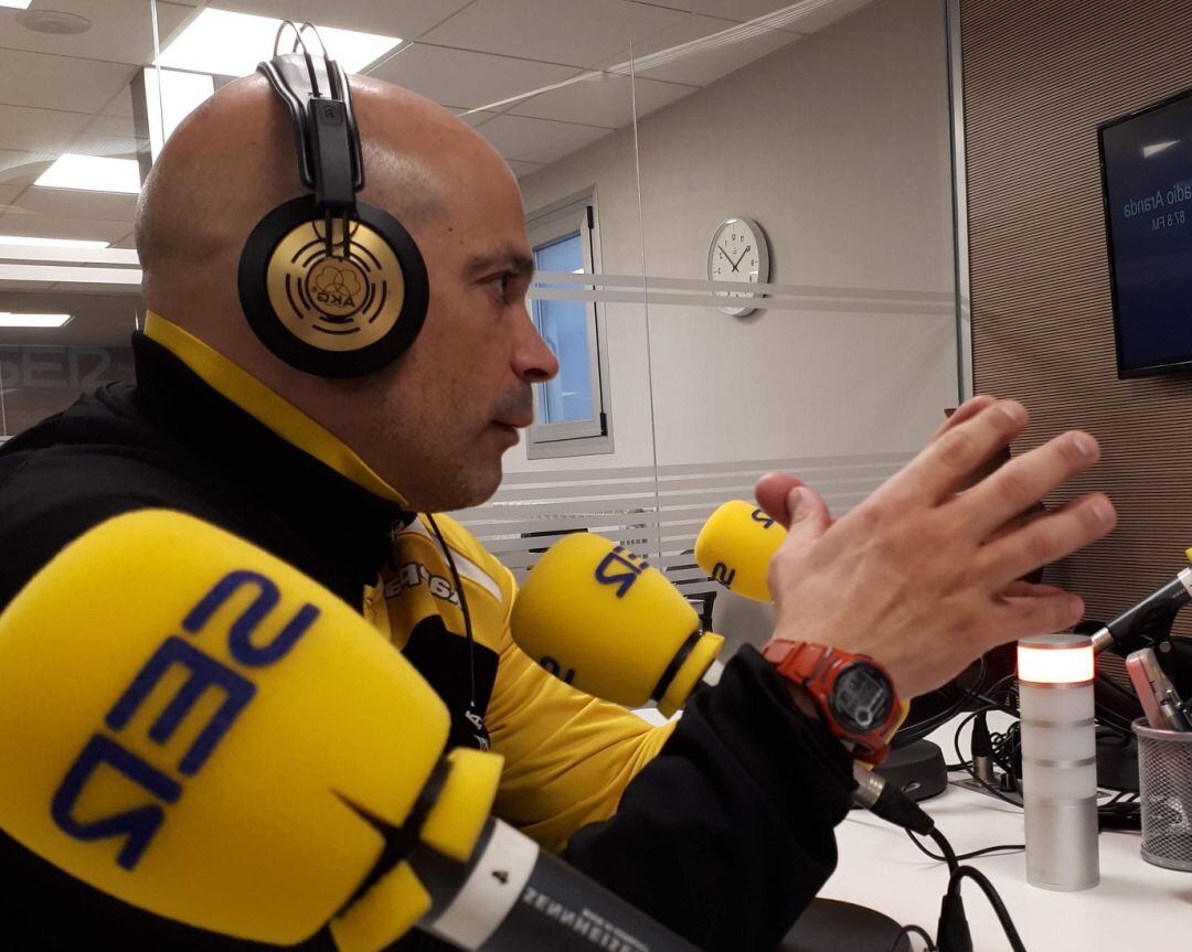El entrenador leonés, Juan Moreno, en los estudios de Radio Adanda - Cadena SER.