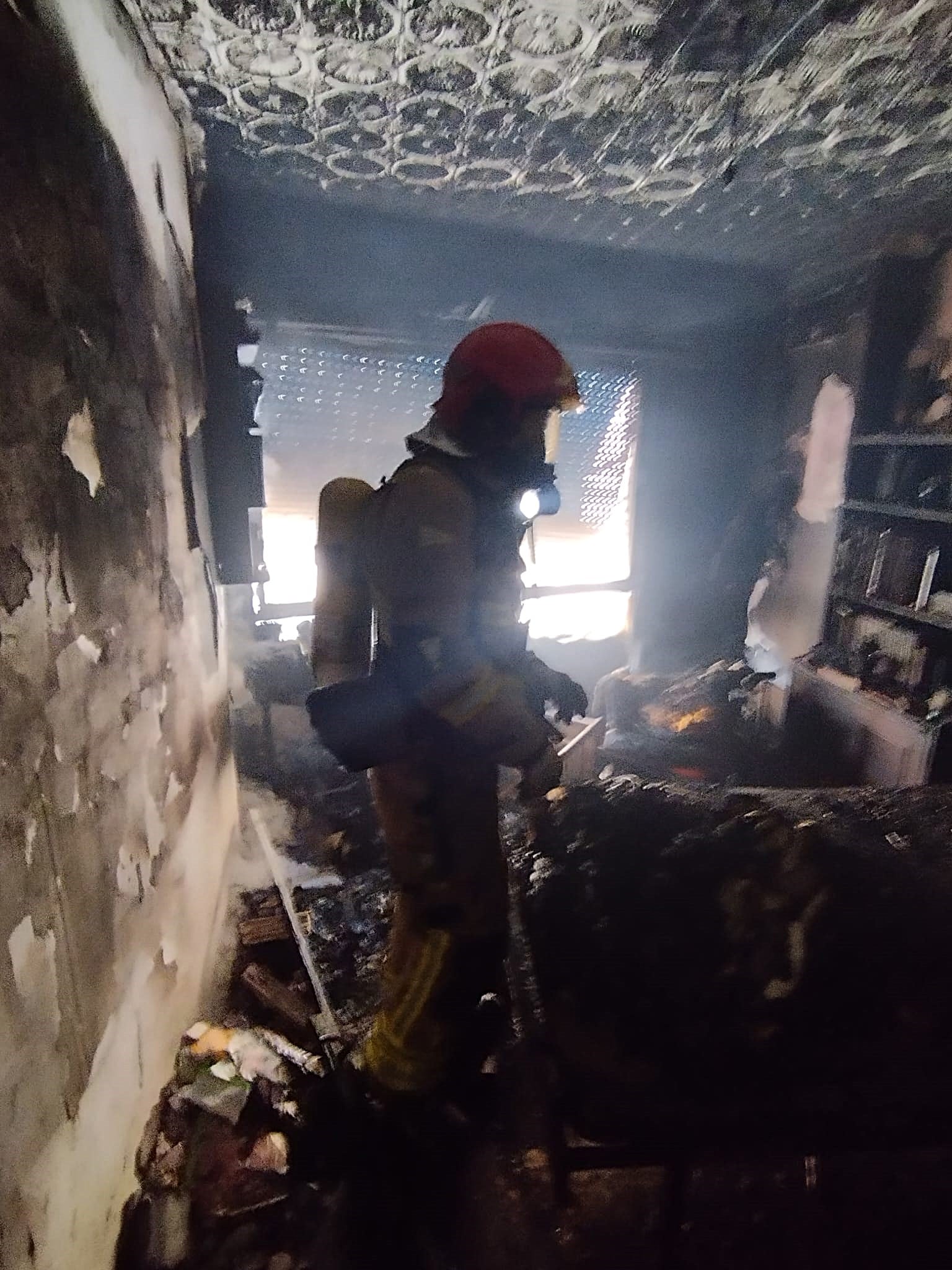 Dos heridos en el incendio de un piso en Águilas.