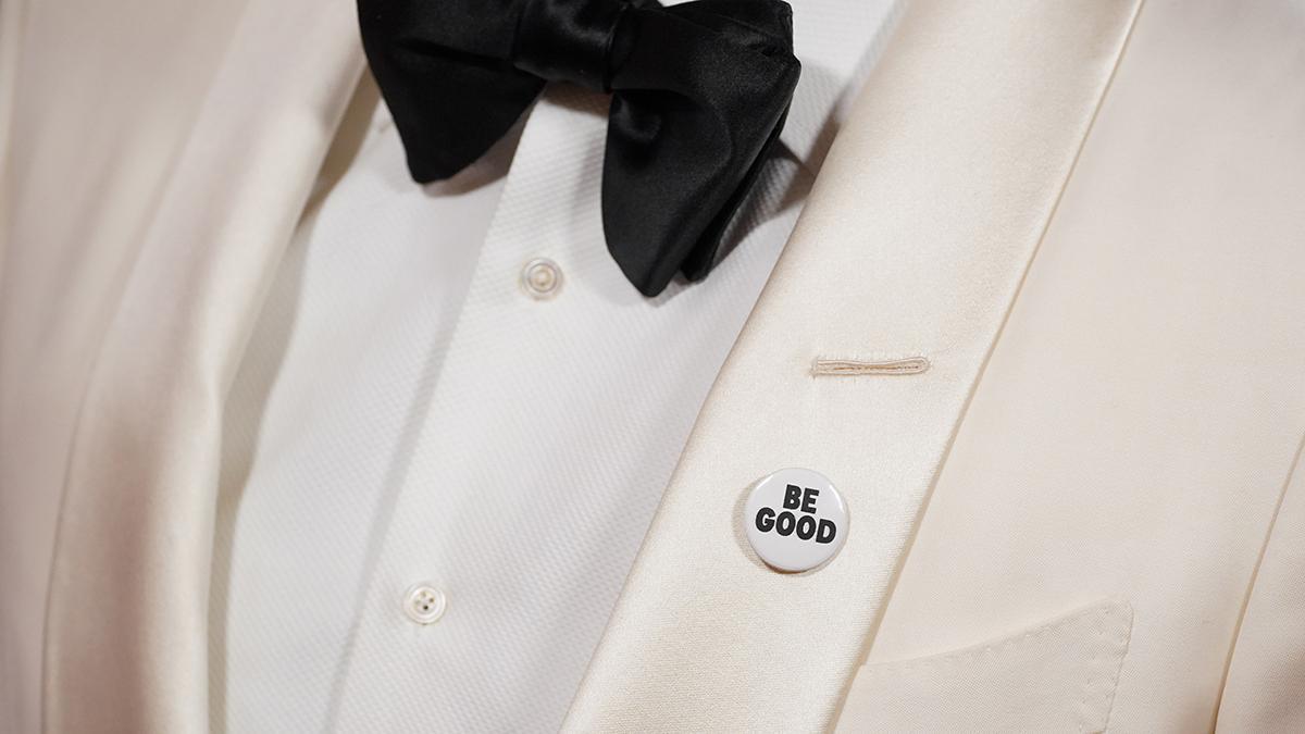 El pin con el mensaje 'Be Goog', en la solapa del traje de Mark Ruffalo